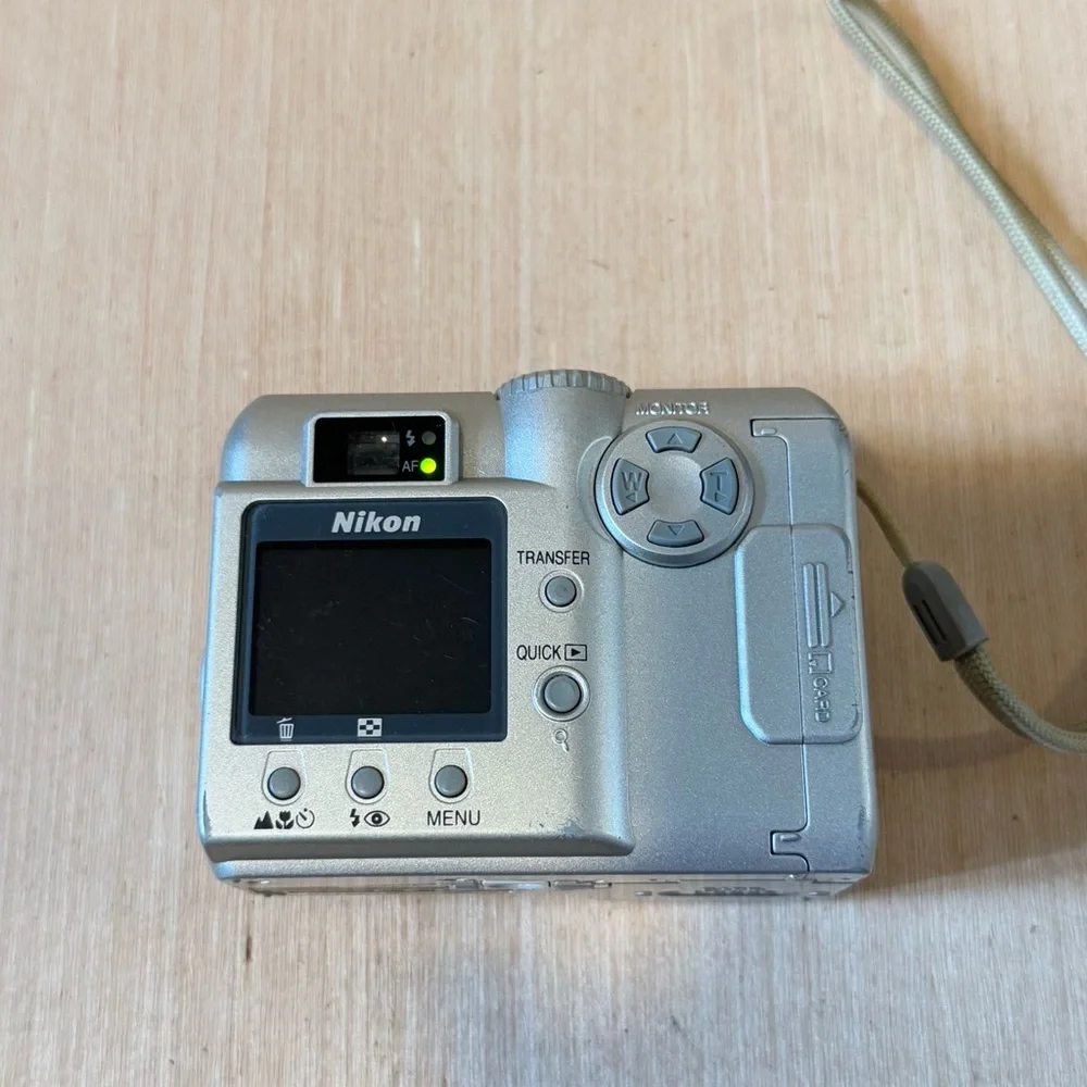 Nikon COOLPIX 775 2.0MP Digital Camera Silver “UNTESTED”Turns On No Charger Read